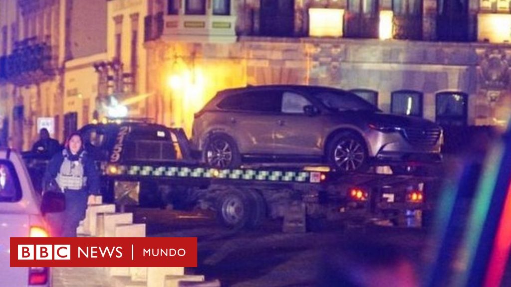 México abandonan auto con diez cuerpos frente a la gobernación del