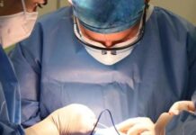 ¡Cirugía Mortal: Joven Muere Tras Operación Realizada por Falso Médico que Usó Tutoriales de YouTube!