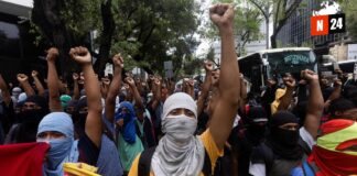 ¡Conmoción en las calles! Familiares de los 43 normalistas queman figura de militar en el Zócalo