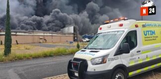 ¡Fuego en el Walmart! Bomberos luchan contra las llamas en Periférico y Guadalupe