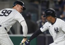¡Reales y Yankees se enfrentan en una épica batalla de playoffs! ¿Quién saldrá victorioso?