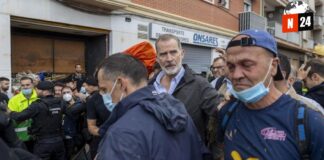 Furia y Lodo: Supervivientes de Inundaciones en España Confrontan a la Realeza