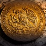 El peso mexicano rompe la barrera: cae por debajo de 18 pesos por dólar en su mejor nivel en meses