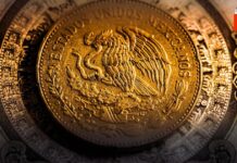 El peso mexicano rompe la barrera: cae por debajo de 18 pesos por dólar en su mejor nivel en meses
