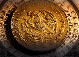 El peso mexicano rompe la barrera: cae por debajo de 18 pesos por dólar en su mejor nivel en meses