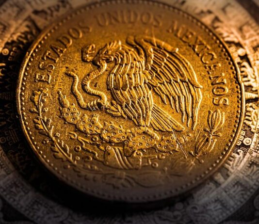 El peso mexicano rompe la barrera: cae por debajo de 18 pesos por dólar en su mejor nivel en meses