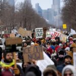 Muerte de poeta en redada de ICE desata protesta nacional: “ICE, fuera para siempre”
