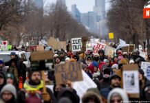 Muerte de poeta en redada de ICE desata protesta nacional: “ICE, fuera para siempre”
